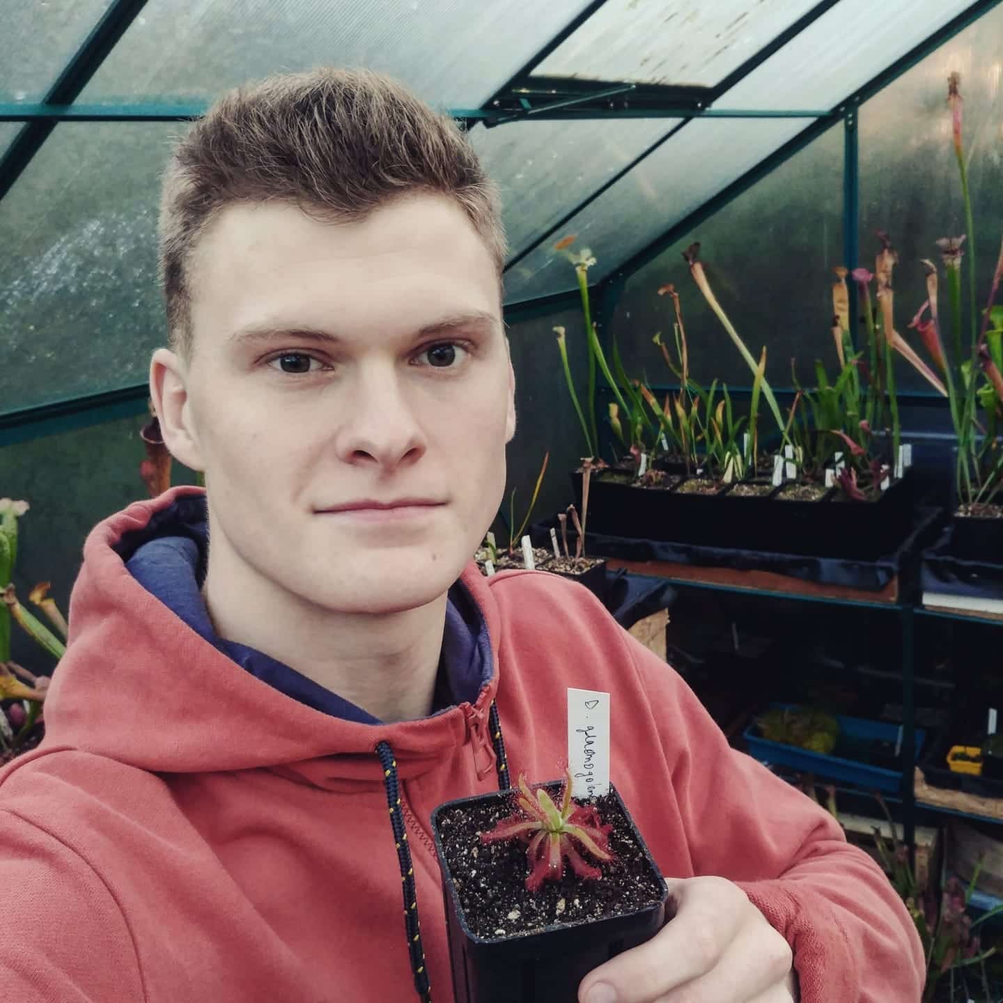 Enzo nous fait découvrir des plantes carnivores  Enzo Defer est un jeune  horticulteur passionné par les plantes carnivores. Il nous a montré à quel  point ces végétaux sont fascinants ! 🪴